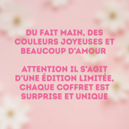 visuel sur fond rose indiquant : du fait main, des couleurs joyeuses et beaucoup d'amour. Attention édition limitée, chaque coffret est unique e surprise