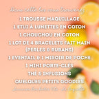 Visuel sur fond rose pêche décoré de tranches de citron, présentant la liste du contenu de la "Summer Box Dolce Vita - La Coquette" créée par Jolie Myrtille Fabric. Le texte énumère les créations et accessoires suivants : 1 trousse de maquillage, 1 étui à lunettes en coton, 1 chouchou en coton, 1 lot de 4 bracelets faits main (perles et rubans), 1 éventail et 1 miroir de poche, 1 mini porte-clés, du thé et des infusions, ainsi que quelques petits goodies.