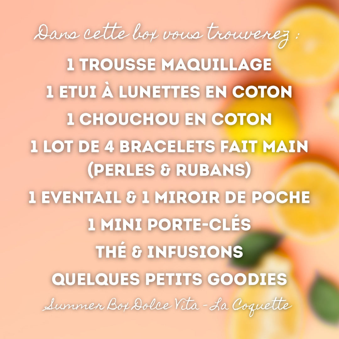 Visuel sur fond rose pêche décoré de tranches de citron, présentant la liste du contenu de la "Summer Box Dolce Vita - La Coquette" créée par Jolie Myrtille Fabric. Le texte énumère les créations et accessoires suivants : 1 trousse de maquillage, 1 étui à lunettes en coton, 1 chouchou en coton, 1 lot de 4 bracelets faits main (perles et rubans), 1 éventail et 1 miroir de poche, 1 mini porte-clés, du thé et des infusions, ainsi que quelques petits goodies.