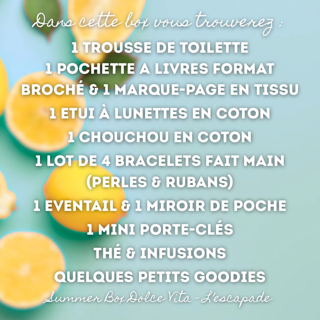 Visuel sur fond bleu pastel décoré de tranches de citron, présentant la liste du contenu de la "Summer Box Dolce Vita - L'escapade" créée par Jolie Myrtille Fabric. Le texte énumère les créations et accessoires suivants : 1 trousse de toilette, 1 pochette à livres format broché et 1 marque-page en tissu, 1 étui à lunettes en coton, 1 chouchou en coton, 1 lot de 4 bracelets faits main (perles et rubans), 1 éventail et 1 miroir de poche, 1 mini porte-clés, du thé et des infusions, ainsi que quelques petits go