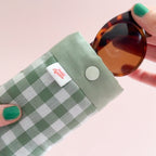Etuis à lunettes cousu main vichy vert sauge avec etiquette jolie myrtille et lunettes de soleil ongles vernis vert