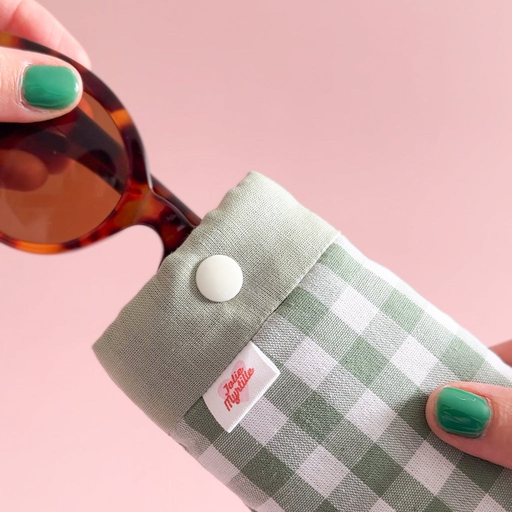 Etuis à lunettes cousu main vichy vert sauge avec etiquette jolie myrtille et lunettes de soleil ongles vernis vert