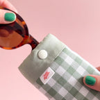 Etuis à lunettes cousu main vichy vert sauge avec etiquette jolie myrtille et lunettes de soleil ongles vernis vert
