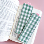 Marque Pages tissu vichy vert sauge cousu main avec livre ouvert et fond rose claire
