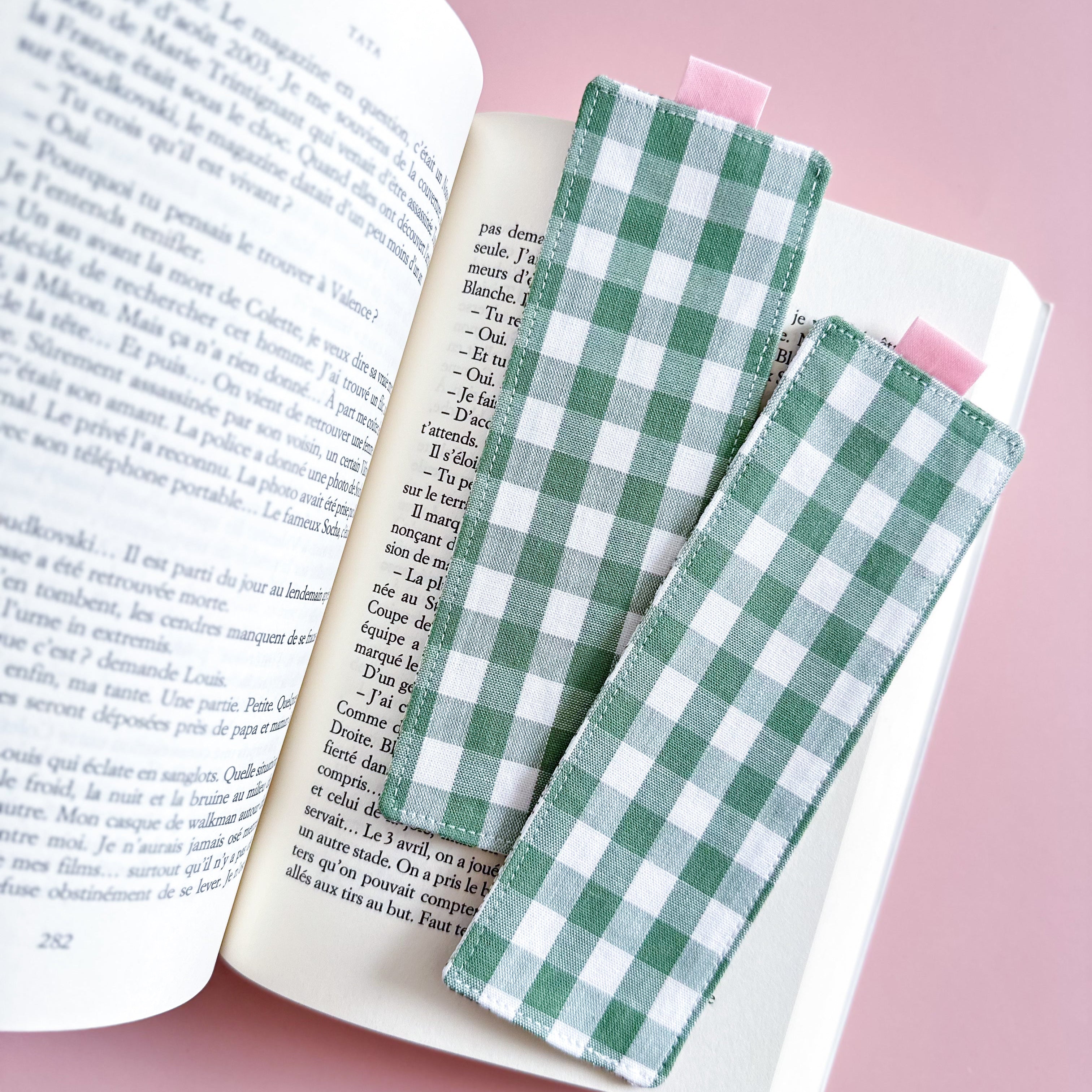 Marque Pages tissu vichy vert sauge cousu main avec livre ouvert et fond rose claire