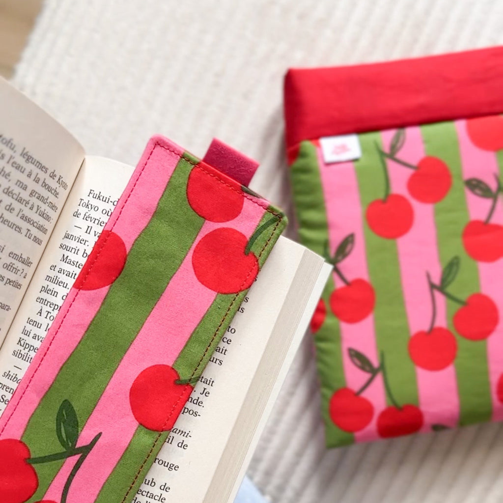 Marque pages cousu main en tissu coton motif cerise assorti à la pochette à livre amarena