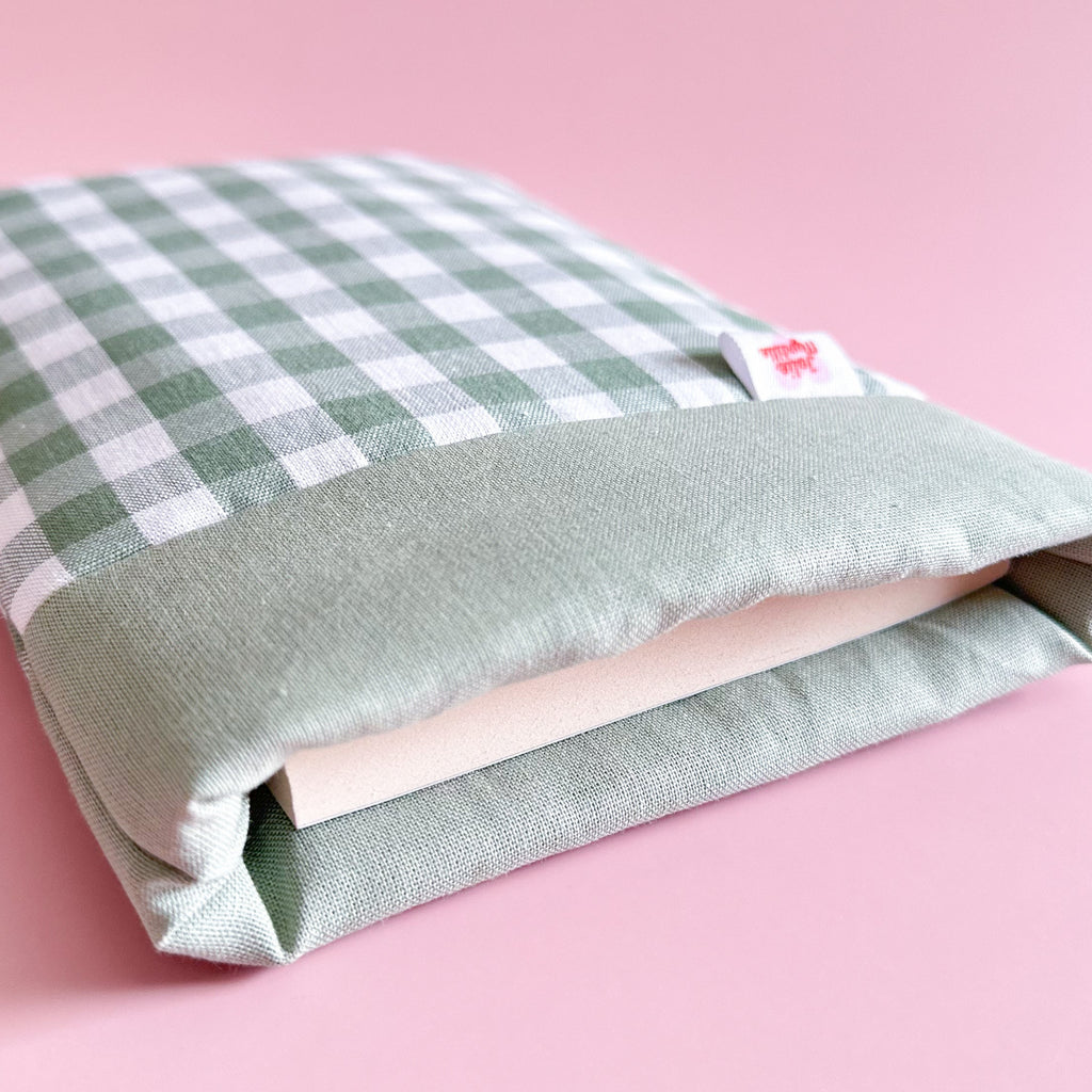 pochette livre en vichy vert sauge pistache avec livre de poche à l'interieur