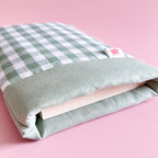 pochette livre en vichy vert sauge pistache avec livre de poche à l'interieur