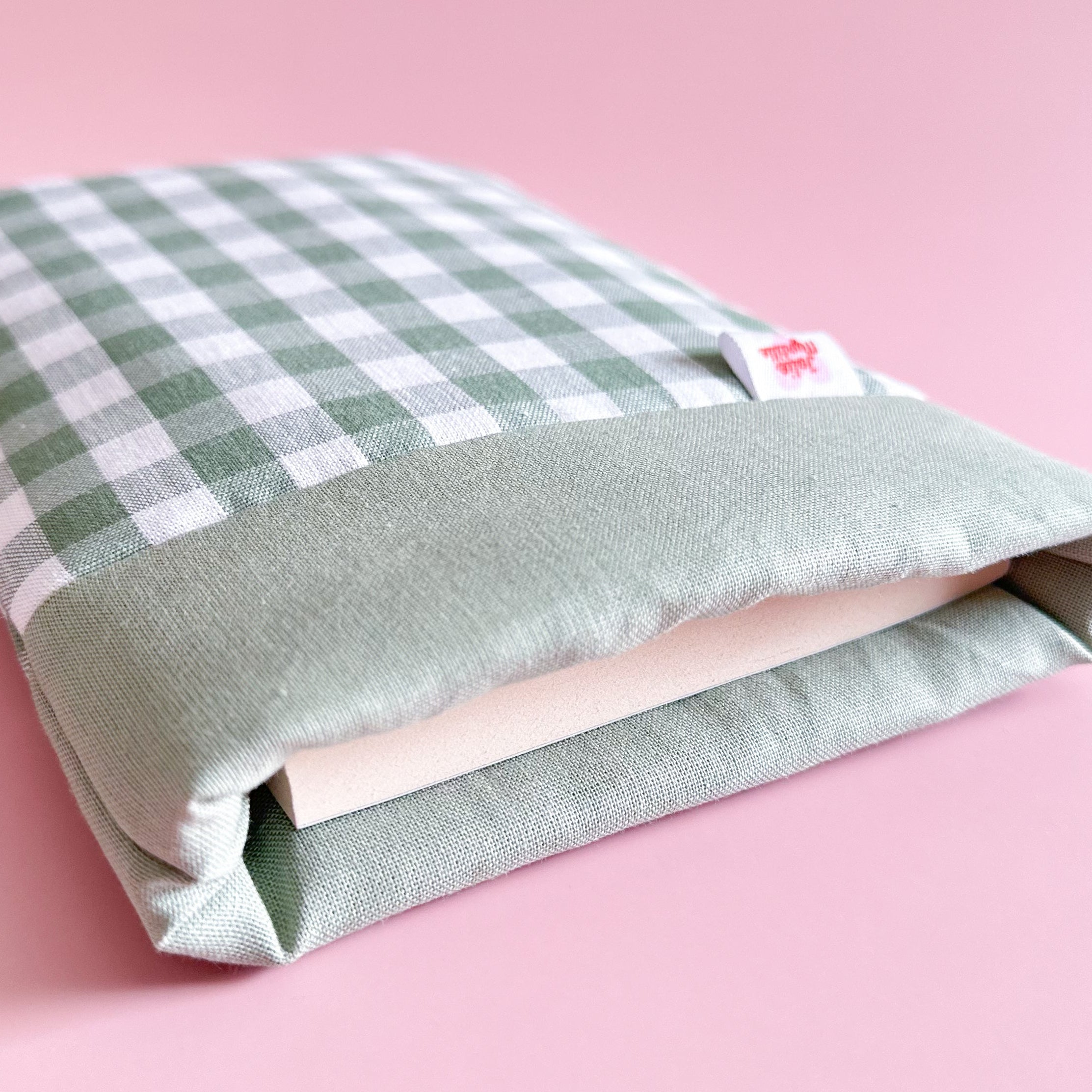 pochette livre en vichy vert sauge pistache avec livre de poche à l'interieur