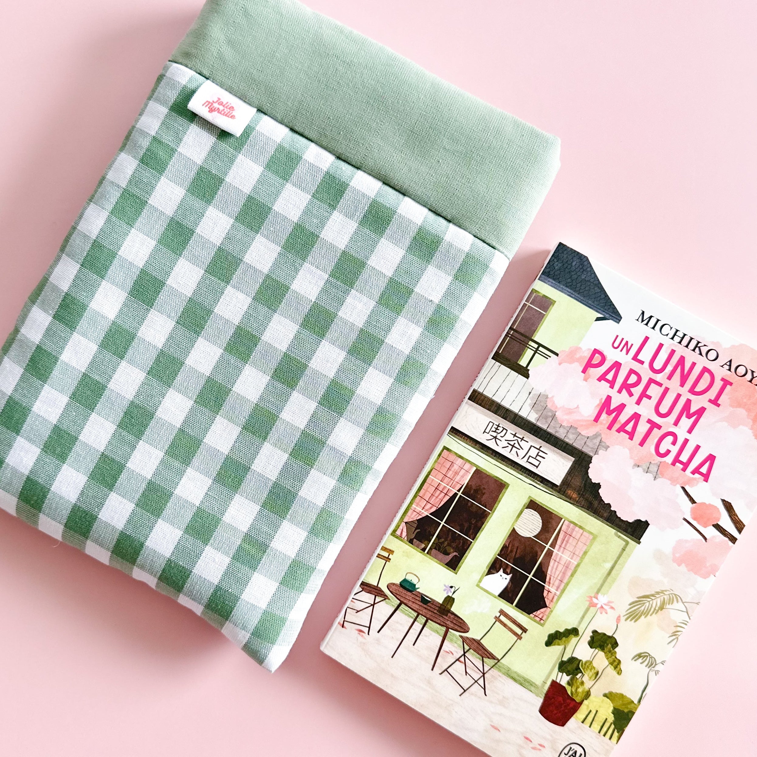 pochette livre vichy vert sauge format poche avec livre un lundi parfum matcha,littérarture japonnaise