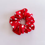 Gros chouchou cheveux Paloma rouge à pois blancs, accessoire femme de fabrication artisanale présenté à plat.