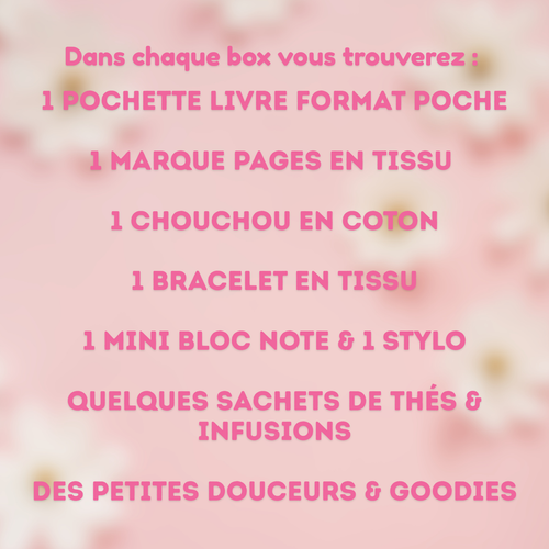 Liste du contenu d'un coffret Jolie Myrtille Fabric sur fond rose : 1 pochette livre format poche, 1 marque-pages en tissu, 1 chouchou en coton, 1 bracelet en tissu, 1 mini bloc-notes et 1 stylo, quelques sachets de thés et infusions, des petites douceurs et goodies.