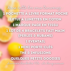 Visuel estival sur fond rose décoré de citrons jaunes, listant le contenu de la Summer Box Dolce Vita, édition La Bouquineuse. Le texte énumère les créations et surprises de ce coffret : 1 pochette à livre format poche, 1 étui à lunettes en coton, 1 marque-page en tissu, 1 lot de 4 bracelets faits main (perles et rubans), 1 éventail, 1 mini porte-clés, du thé et des infusions, ainsi que quelques petits goodies.