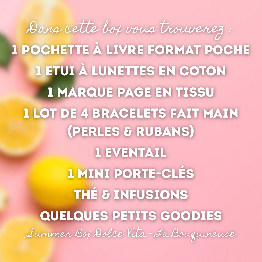 Visuel estival sur fond rose décoré de citrons jaunes, listant le contenu de la Summer Box Dolce Vita, édition La Bouquineuse. Le texte énumère les créations et surprises de ce coffret : 1 pochette à livre format poche, 1 étui à lunettes en coton, 1 marque-page en tissu, 1 lot de 4 bracelets faits main (perles et rubans), 1 éventail, 1 mini porte-clés, du thé et des infusions, ainsi que quelques petits goodies.