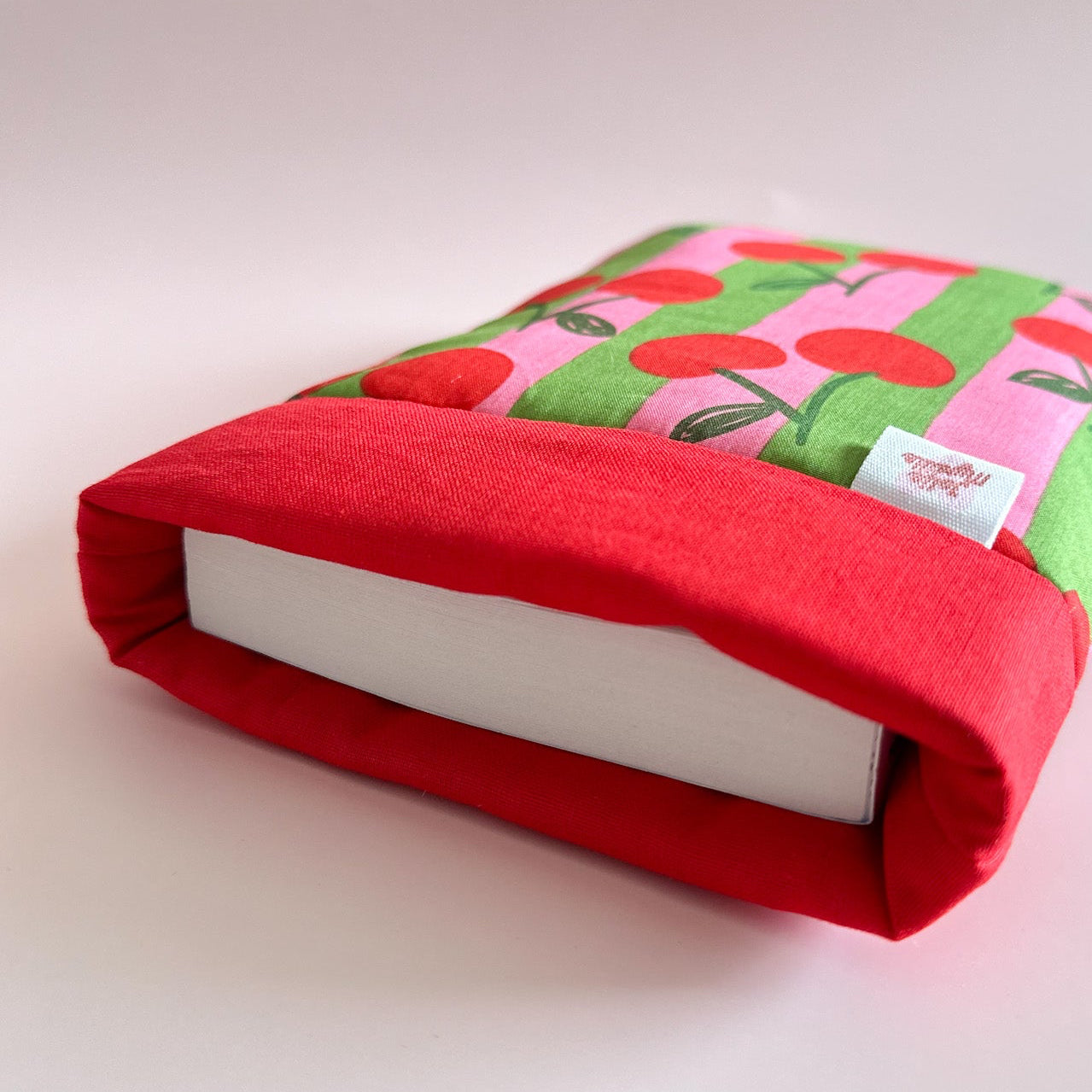 Gros plan sur l'interieur d'une housse de protection pour livre de poche
