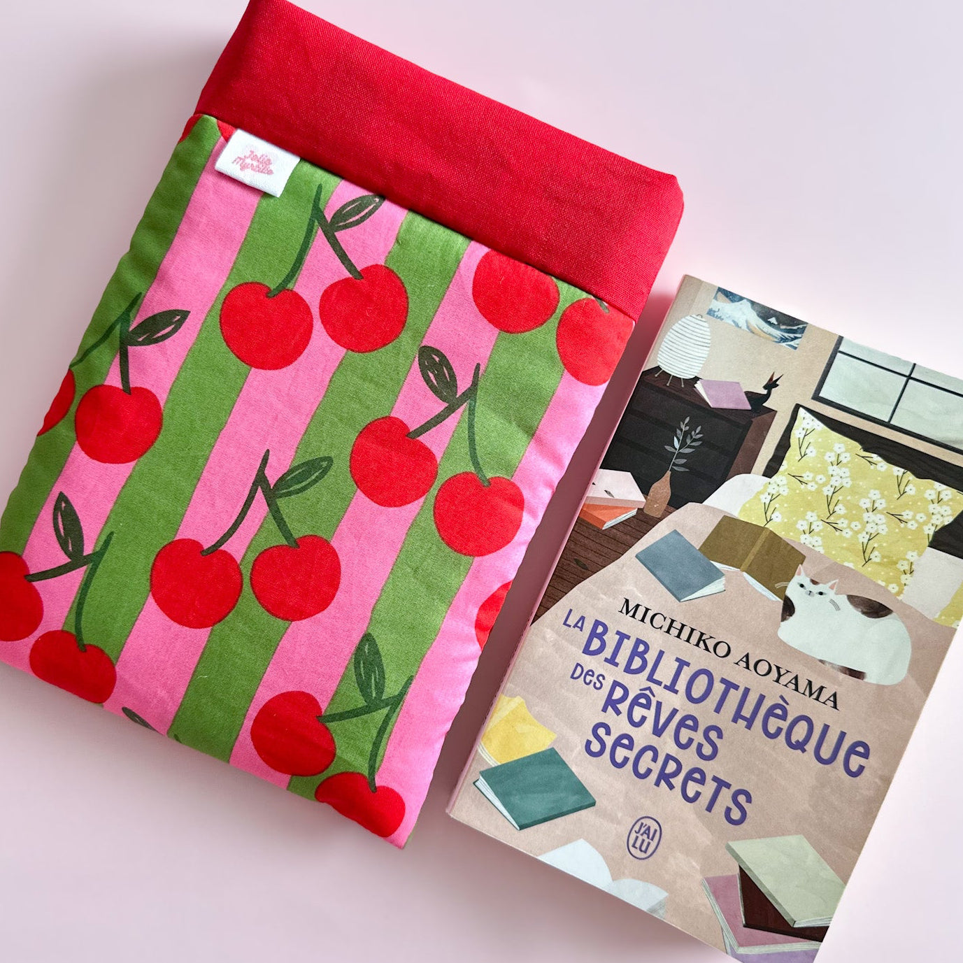 pochette à livre en coton cousue main imprimé cerise avec livre de poche littérature japonnaise.