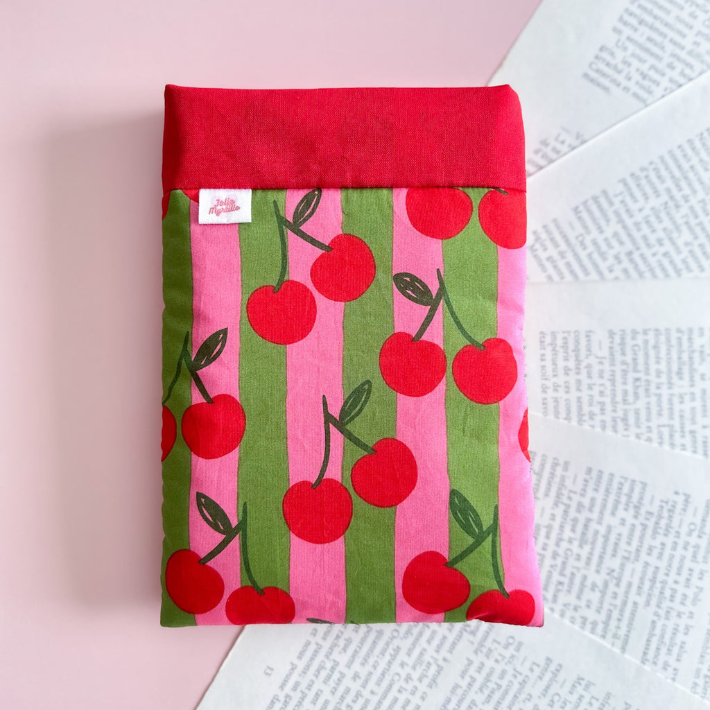 Pochette pour livre de poche et broché en coton imprimé cerise cousue main dans mon atelier en Provence.