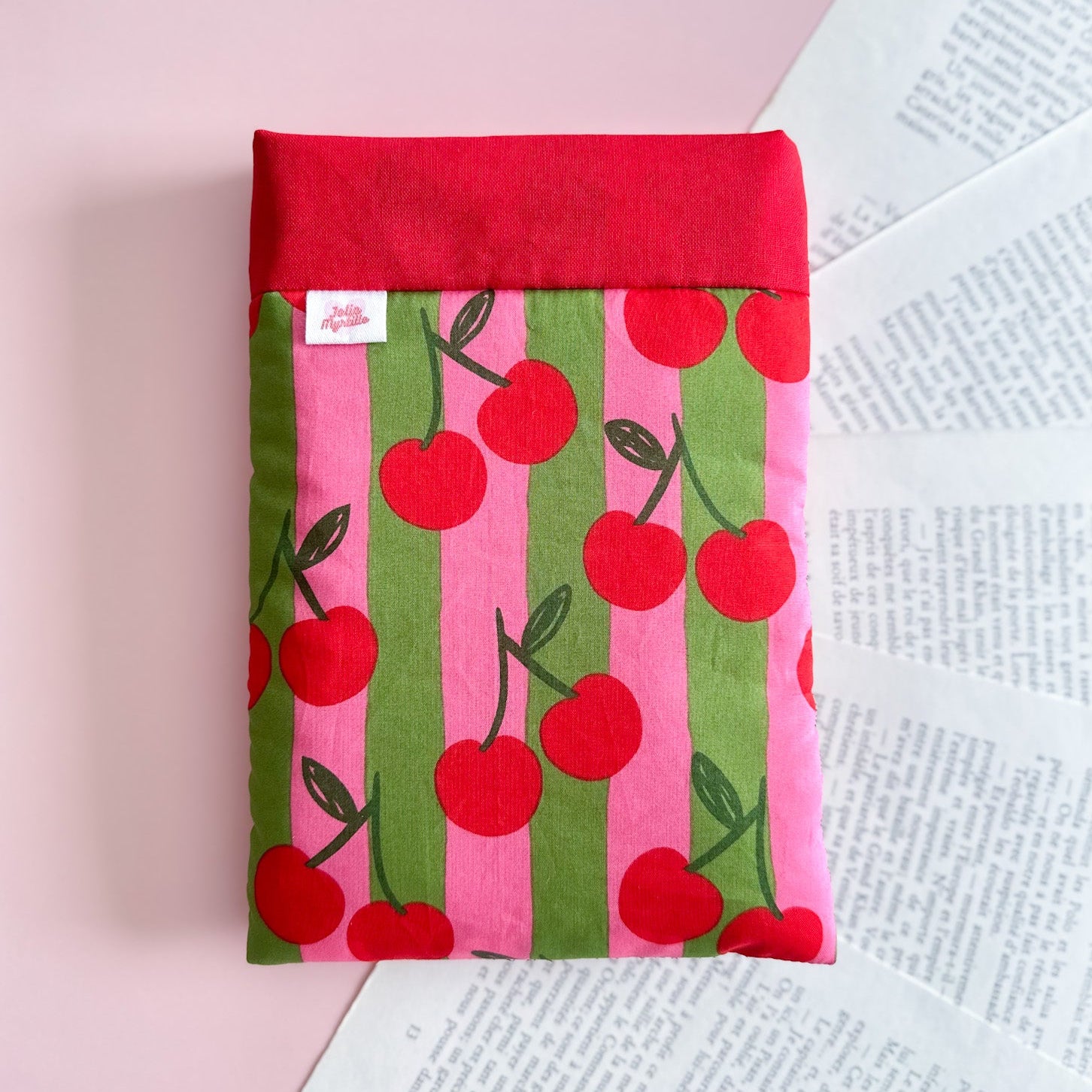 Pochette pour livre de poche et broché en coton imprimé cerise cousue main dans mon atelier en Provence.