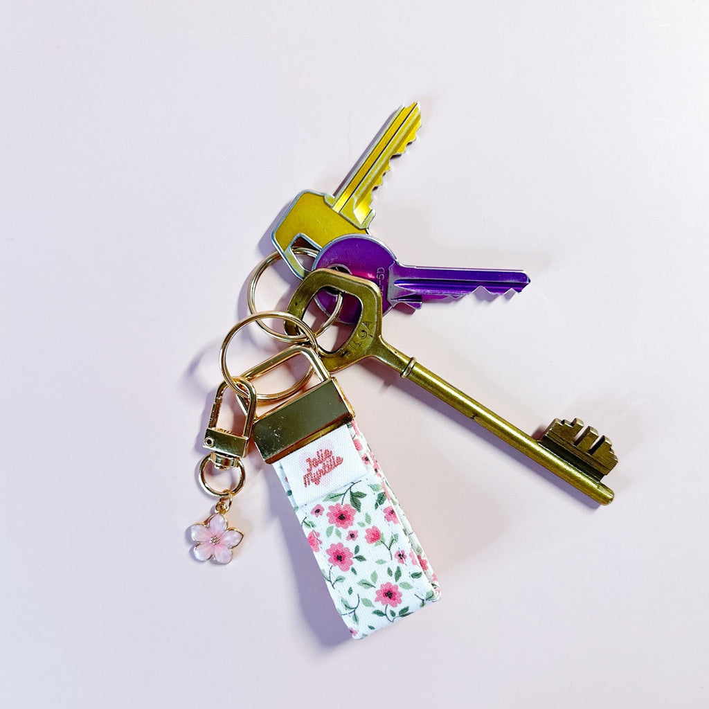 Porte-clés Anita en tissu fleuri accroché à un trousseau de clés, utilisé comme un grigri de sac coloré et pratique.