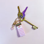 Porte-clés Rosie en tissu vichy rose accroché à un trousseau de clés, utilisé comme un grigri de sac coloré et pratique au quotidien.