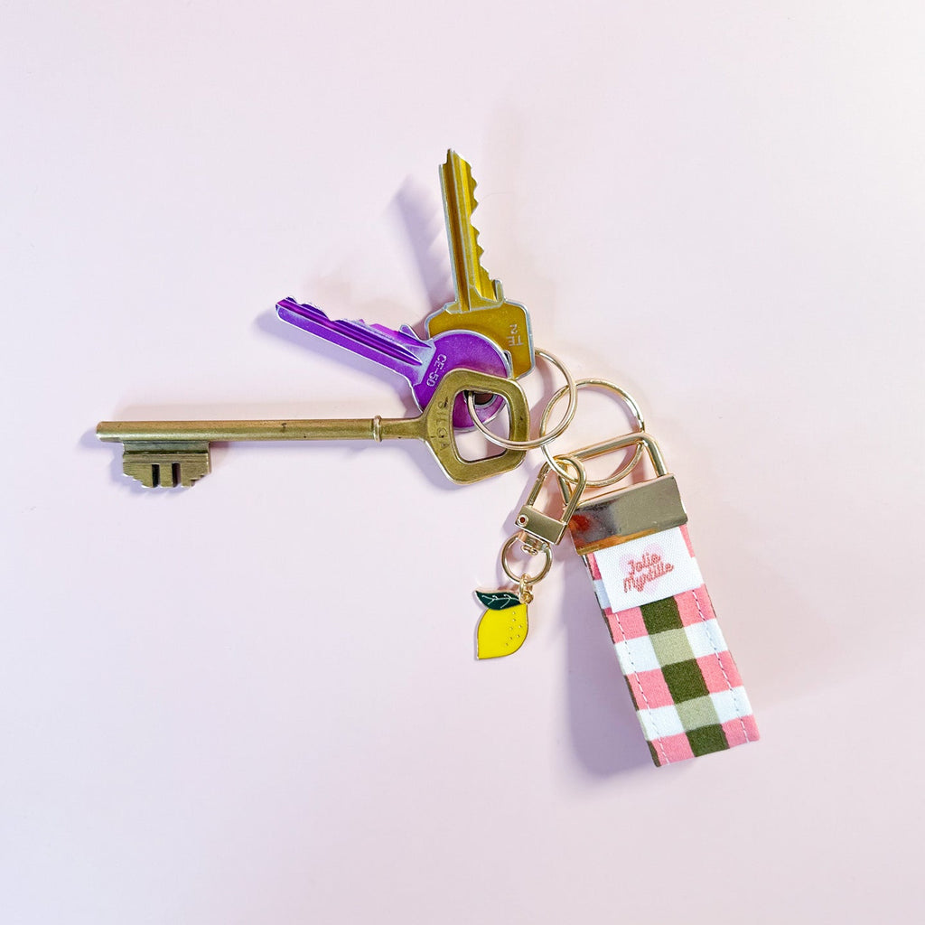 Porte-clés Zita en tissu vichy rose et kaki accroché à un trousseau de clés, utilisé comme un grigri de sac original et pratique au quotidien