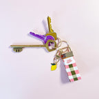 Porte-clés Zita en tissu vichy rose et kaki accroché à un trousseau de clés, utilisé comme un grigri de sac original et pratique au quotidien