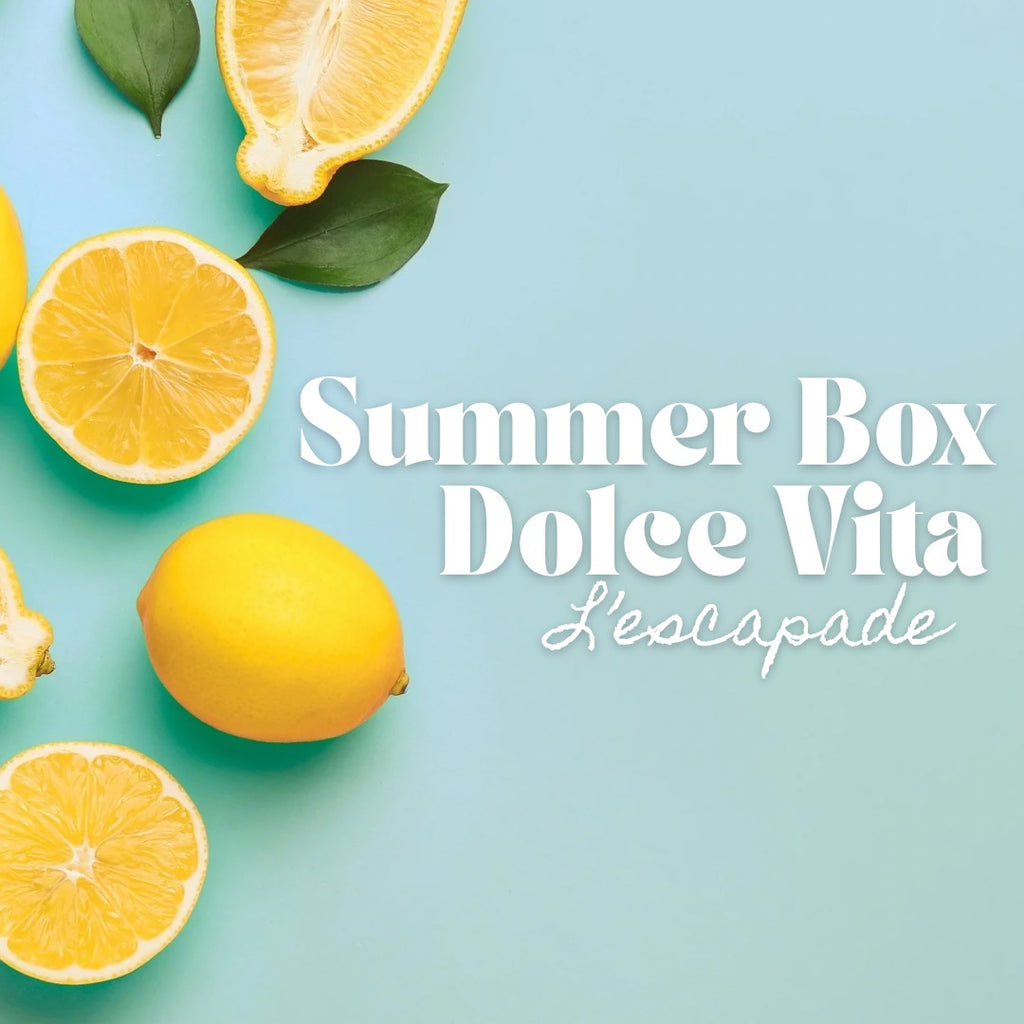 Couverture de la Summer Box surprise Dolce Vita, édition L'escapade. Texte blanc sur fond bleu clair estival décoré de citrons jaunes frais, proposée par la créatrice couture Jolie Myrtille Fabric.
