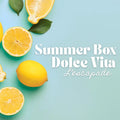 Couverture de la Summer Box surprise Dolce Vita, édition L'escapade. Texte blanc sur fond bleu clair estival décoré de citrons jaunes frais, proposée par la créatrice couture Jolie Myrtille Fabric.
