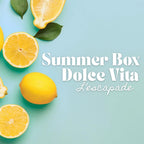 Couverture de la Summer Box surprise Dolce Vita, édition L'escapade. Texte blanc sur fond bleu clair estival décoré de citrons jaunes frais, proposée par la créatrice couture Jolie Myrtille Fabric.