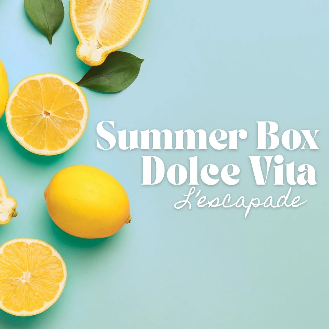 Couverture de la Summer Box surprise Dolce Vita, édition L'escapade. Texte blanc sur fond bleu clair estival décoré de citrons jaunes frais, proposée par la créatrice couture Jolie Myrtille Fabric.