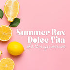 Couverture de la Summer Box surprise Dolce Vita, édition La Bouquineuse. Texte blanc sur fond rose pastel estival décoré de citrons jaunes frais, proposée par la créatrice couture Jolie Myrtille Fabric.