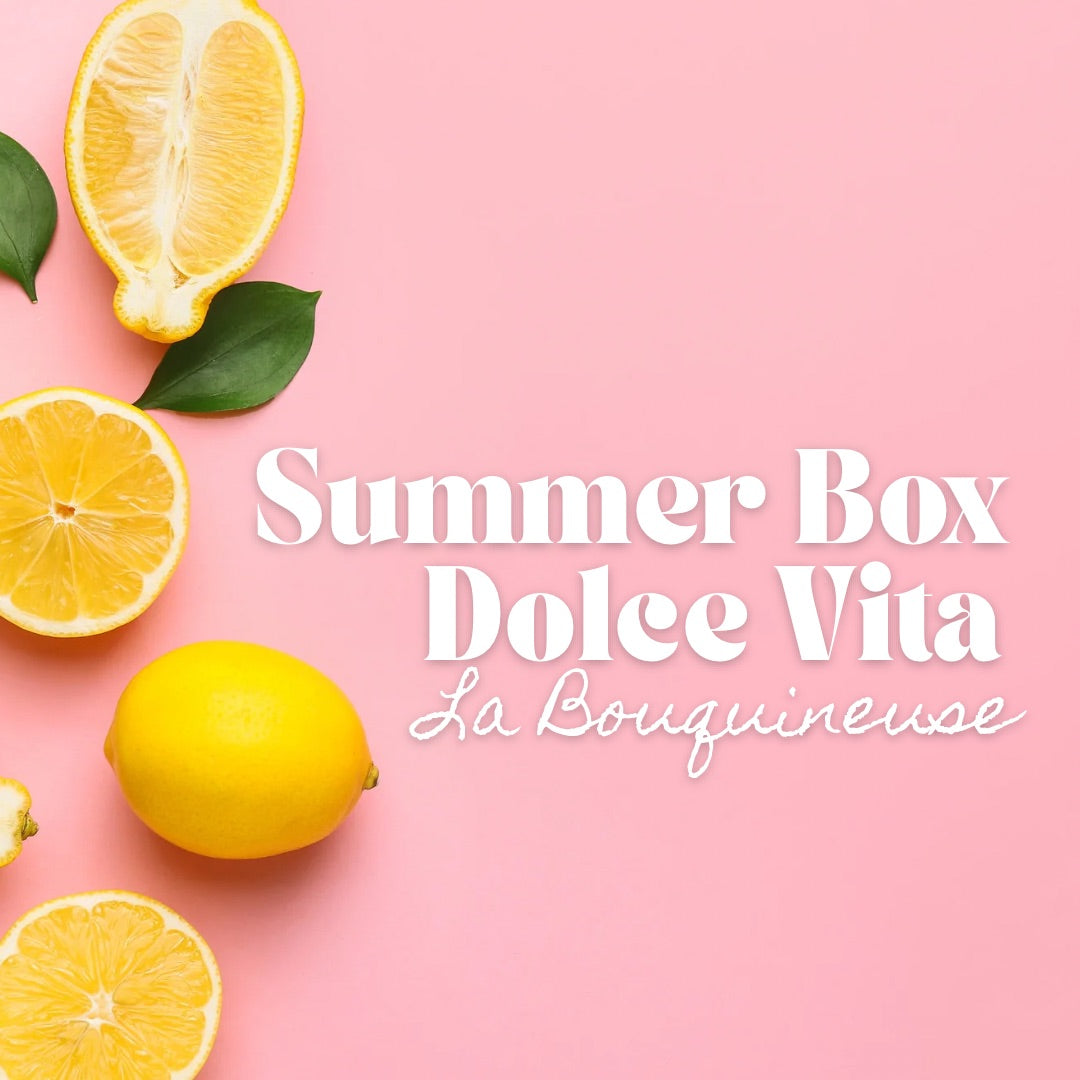 Couverture de la Summer Box surprise Dolce Vita, édition La Bouquineuse. Texte blanc sur fond rose pastel estival décoré de citrons jaunes frais, proposée par la créatrice couture Jolie Myrtille Fabric.