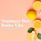 Couverture de la Summer Box surprise Dolce Vita, édition La Coquette. Texte blanc sur fond pêche estival décoré de citrons jaunes frais, proposée par la créatrice couture Jolie Myrtille Fabric.